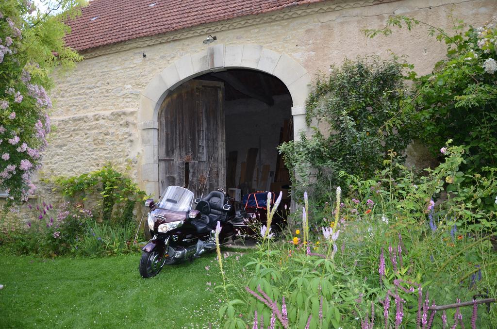 Le Vieux Velo Acomodação com café da manhã Chaptuzat Exterior foto